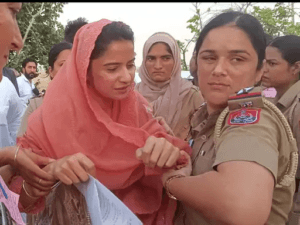 CM मान की लोक मिलनी से पहले सियासी हंगामा:मानसा में कांग्रेस-अकाली नेताओं को हिरासत में लिया, पत्रकारों ने पुलिस पर बदसलूकी के आरोप लगाए